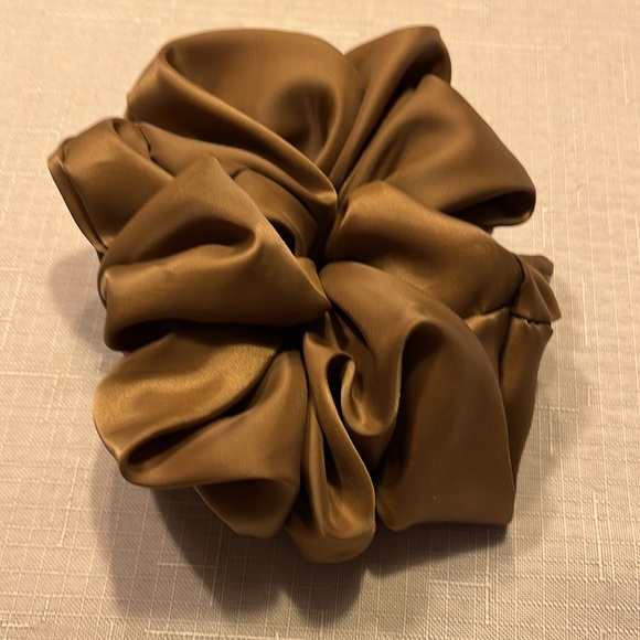 4 SCRUNCHIES TO YUR HAIR - Picture 2 of 5